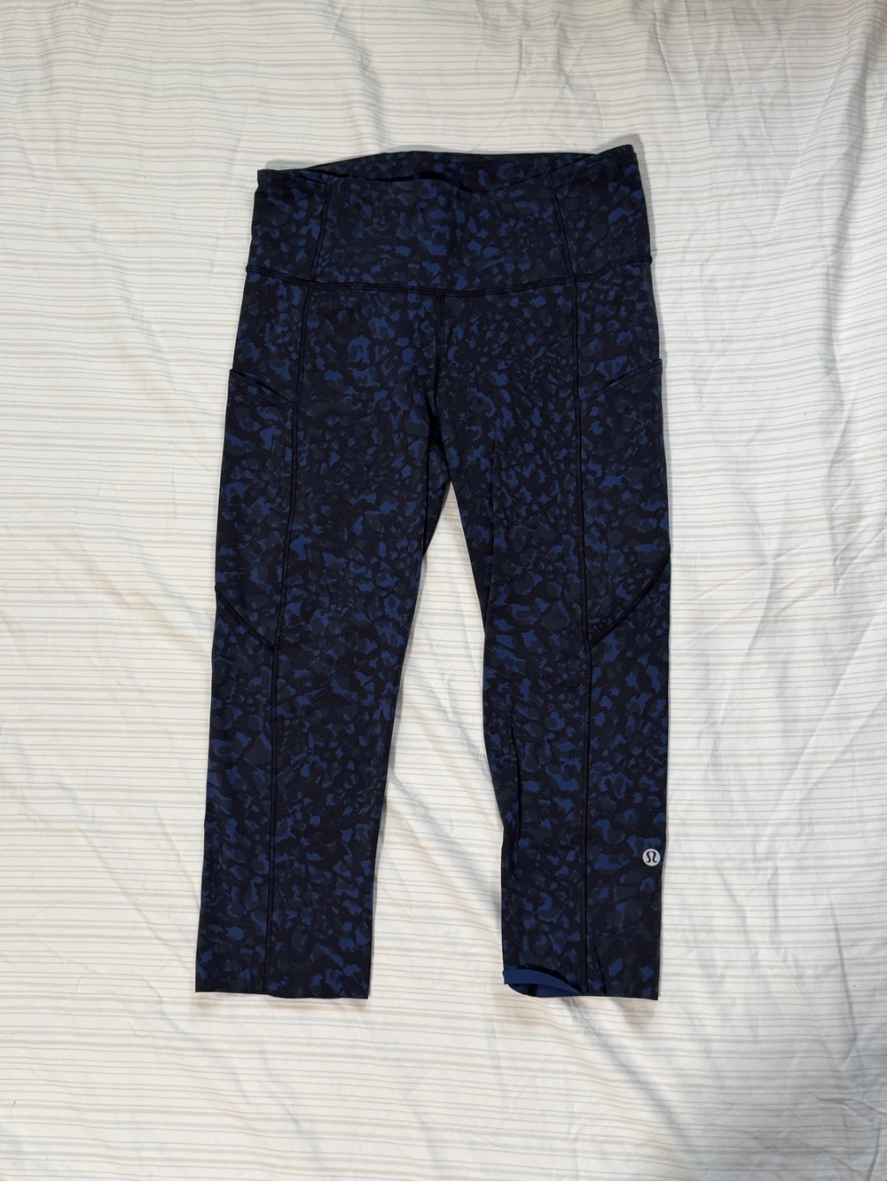 $118 lululemon wild thing camo blue fast free crop II 18” leggings size 6